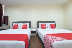 Postel nebo postele na pokoji v ubytování OYO 90380 Hotel Jasin