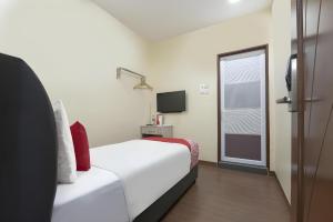 Postel nebo postele na pokoji v ubytování OYO 90380 Hotel Jasin