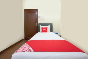 Postel nebo postele na pokoji v ubytování OYO 90380 Hotel Jasin