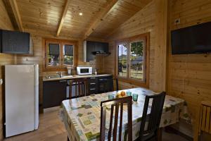 Kuchyň nebo kuchyňský kout v ubytování Bungalows - Càmping El Solsonès