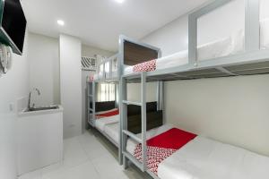 Postel nebo postele na pokoji v ubytování OYO 152 Sangco Condotel