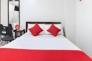 Postel nebo postele na pokoji v ubytování OYO 152 Sangco Condotel