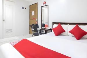 Postel nebo postele na pokoji v ubytování OYO 152 Sangco Condotel