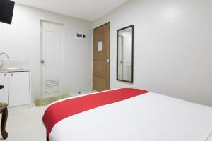 Postel nebo postele na pokoji v ubytování OYO 152 Sangco Condotel