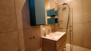 a bathroom with a sink and a shower at Appartamento trilocale FRONTE MARE con SPIAGGIA INCLUSA Taunus vacanze cod 494 in Marcelli