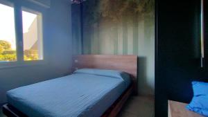 a bedroom with a bed in a room with a window at Appartamento trilocale FRONTE MARE con SPIAGGIA INCLUSA Taunus vacanze cod 494 in Marcelli