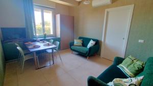 a living room with a table and chairs at Appartamento trilocale FRONTE MARE con SPIAGGIA INCLUSA Taunus vacanze cod 494 in Marcelli