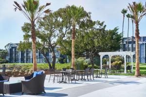 DoubleTree by Hilton Hotel Berkeley Marina外面的花园