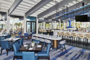 伯克利DoubleTree by Hilton Hotel Berkeley Marina的有桌椅和酒吧的餐厅
