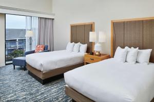 DoubleTree by Hilton Hotel Berkeley Marina客房内的一张或多张床位