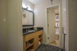DoubleTree by Hilton Hotel Berkeley Marina的厨房或小厨房