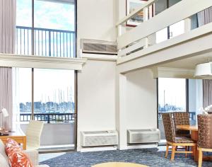 DoubleTree by Hilton Hotel Berkeley Marina的休息区