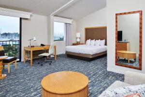 伯克利DoubleTree by Hilton Hotel Berkeley Marina的配有床和书桌的酒店房间