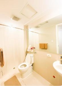 Un baño blanco con inodoro y lavabo. en High Speed Internet with Cozy Hotel Vibe, en San Fernando