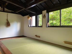 国頭村にあるHabuman Okinawaの窓と敷物が備わる空き部屋 +27枚の写真