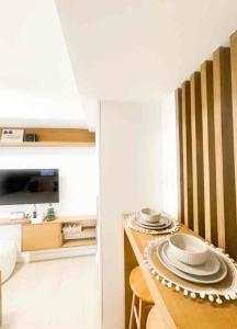 una cocina con encimera con platos. en High Speed Internet with Cozy Hotel Vibe, en San Fernando