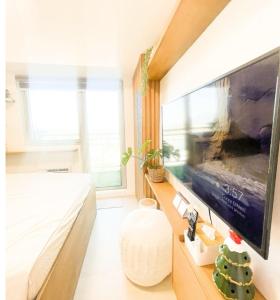 1 dormitorio con TV de pantalla plana grande en la pared en High Speed Internet with Cozy Hotel Vibe, en San Fernando
