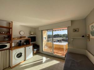 Nhà bếp/bếp nhỏ tại Appartement proche plage dans résidence avec piscine