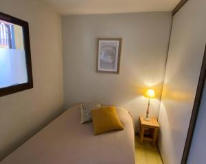 Giường trong phòng chung tại Appartement proche plage dans résidence avec piscine