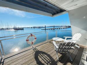 uma varanda com duas cadeiras e uma mesa num navio em Floating Home Nr 1 em Laboe mais 30 fotografias