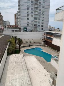 une vue aérienne d'une piscine au sommet d'un immeuble dans l'établissement Amenidades y terraza vista mar, à Punta del Este