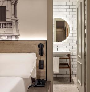 una habitación de hotel con una cama y un lavabo en Regente Hotel, en Madrid