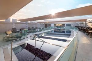 בריכת השחייה שנמצאת ב-Crowne Plaza Doha - The Business Park by IHG או באזור
