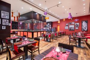 מסעדה או מקום אחר לאכול בו ב-Crowne Plaza Doha - The Business Park by IHG