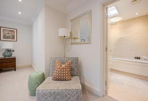 Posezení v ubytování Exclusive 3Bd Mews in Belgravia with Private Patio and Garage Parking