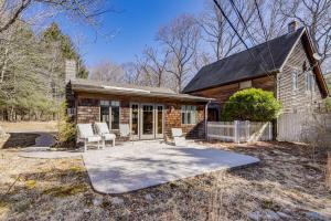 una casa di tronchi con patio e una casa di 1 Mi to Foxwoods Casino Couples Retreat with Patio a Pequot Indian Reservation