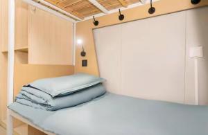Letto o letti in una camera di 百灿青年客栈新国际博览中心店
