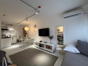 Μια τηλεόραση ή/και κέντρο ψυχαγωγίας στο HelloQC Fairview - Comfy home near S&R & Kingdom Hall