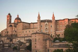 ein großes Schloss mit Türmchen darüber in der Unterkunft Casa Eliana in Mercatello sul Metauro