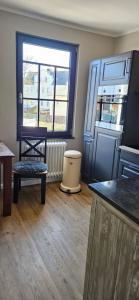 a room with a kitchen with a table and a window at Haylees Hus 2 in Kellenhusen
