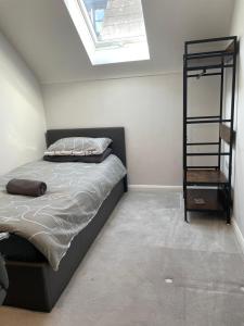 Postel nebo postele na pokoji v ubytování Central and peaceful two bedroom flat in town