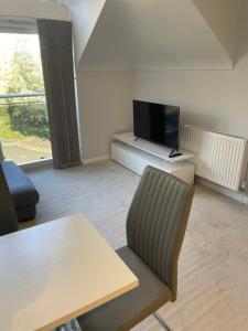 TV a/nebo společenská místnost v ubytování Central and peaceful two bedroom flat in town