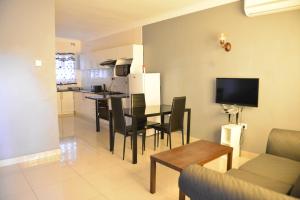 TV a/nebo společenská místnost v ubytování Asante Apartments