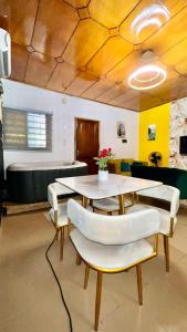 a room with a table and chairs and a couch at Residence d'Or Bouake in Bouaké