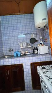 布瓦凯Residence d'Or Bouake的厨房配有蓝色和白色瓷砖台面