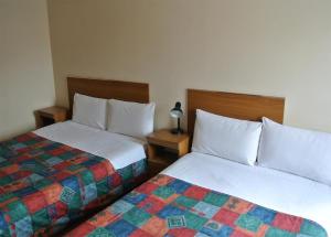 Postel nebo postele na pokoji v ubytování Carlton Hotel