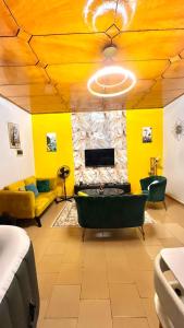布瓦凯Residence d'Or Bouake的客厅的墙壁和天花板都是黄色的。