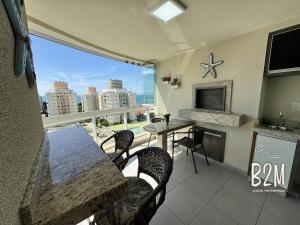 a dining room with a table and a view of the city at Piscina com bar molhado, Beto Carrero Homeclub in Penha