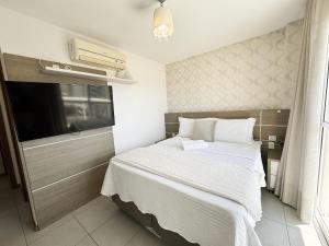 a bedroom with a bed with white sheets and a window at Piscina com bar molhado, Beto Carrero Homeclub in Penha +61 photos