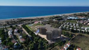 uma vista aérea de um resort perto da praia em PALEMON Resort& Spa em Manavgat
