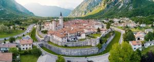 an aerial view of a town in the mountains at Appartamento Palazzo Gattolini Venzone in Venzone