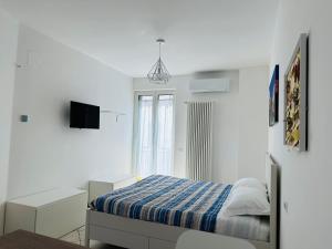 ein weißes Schlafzimmer mit einem Bett und einem Fenster in der Unterkunft Terracielo Home casa vacanza privata in Polignano a Mare