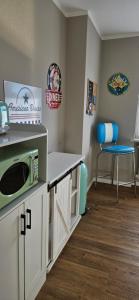 a kitchen with a counter and a microwave in a room at Haylees Hus in Kellenhusen