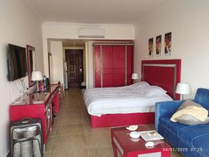 Marsa AlamOyster Bay Beach Suites k5-11的配有床和沙发的酒店房间