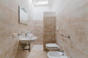 ナルドにあるMasseria Auletta Apartments - Salento Selectionの洗面台とトイレ付きのバスルーム +33枚の写真