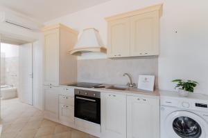 ナルドにあるMasseria Auletta Apartments - Salento Selectionの白いキッチン(シンク、食器洗い機付)